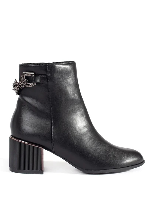 čierne dámske topánky na elegantnom...
