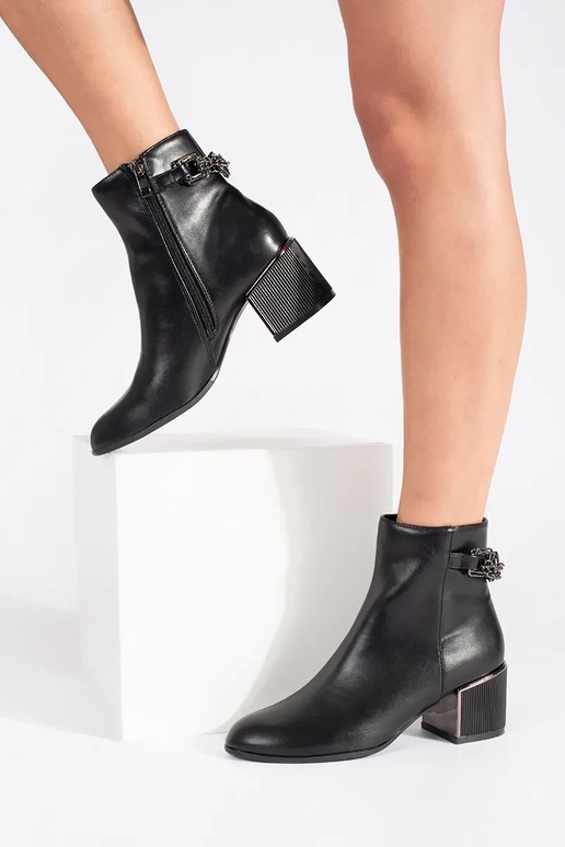 čierne dámske topánky na elegantnom...