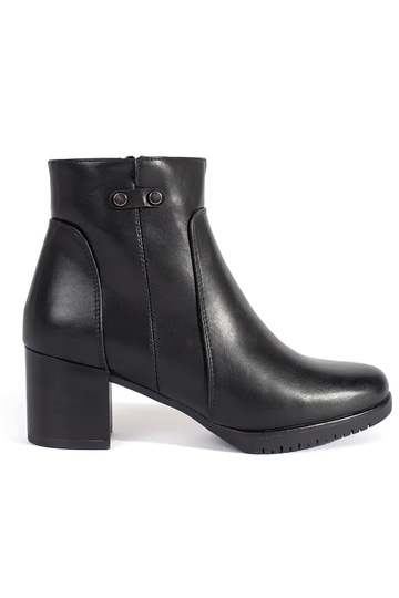 čierne topánky na vysokých...