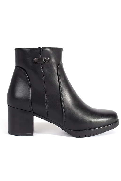 čierne topánky na vysokých podpätkoch...