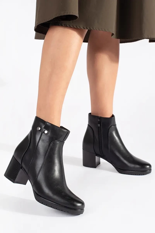 čierne topánky na vysokých podpätkoch...