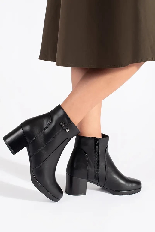 čierne topánky na vysokých podpätkoch...