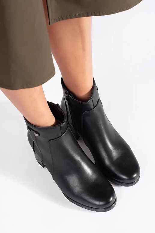 čierne topánky na vysokých podpätkoch...