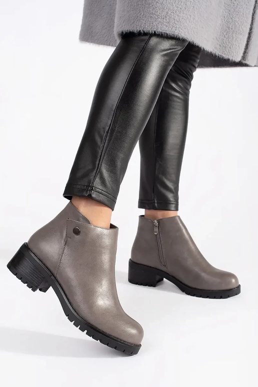 šedé topánky z imitácie kože