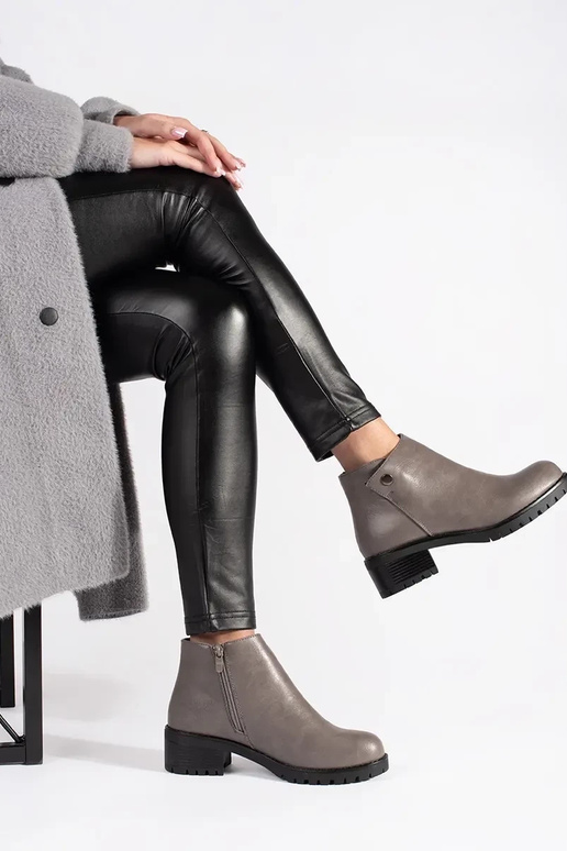 šedé topánky z imitácie kože