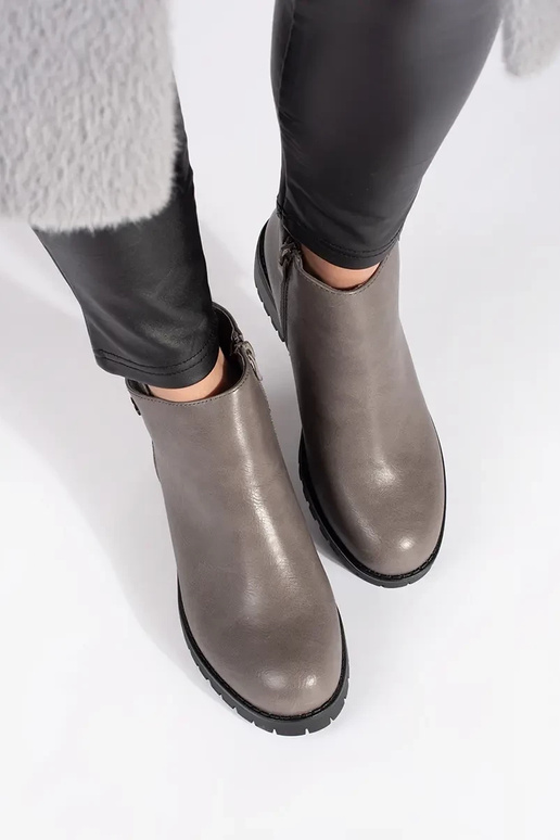 šedé topánky z imitácie kože