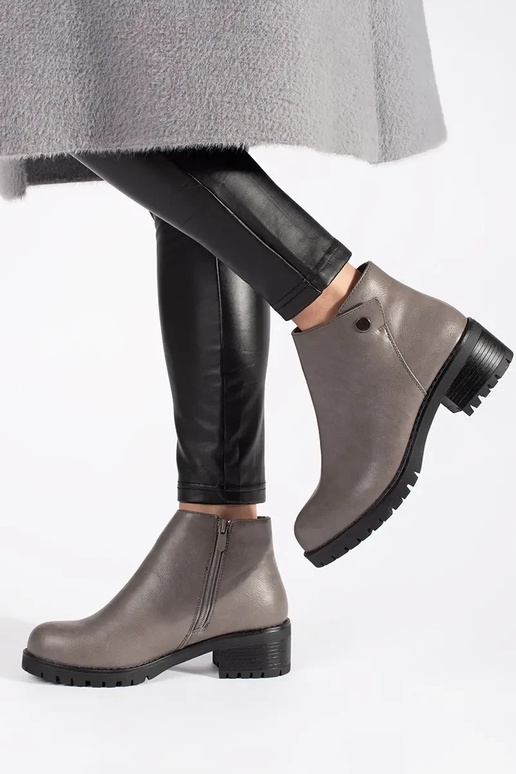 šedé topánky z imitácie kože