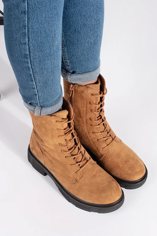 Hnedé členkové topánky s izoláciou Hnedé členkové topánky s izoláciou