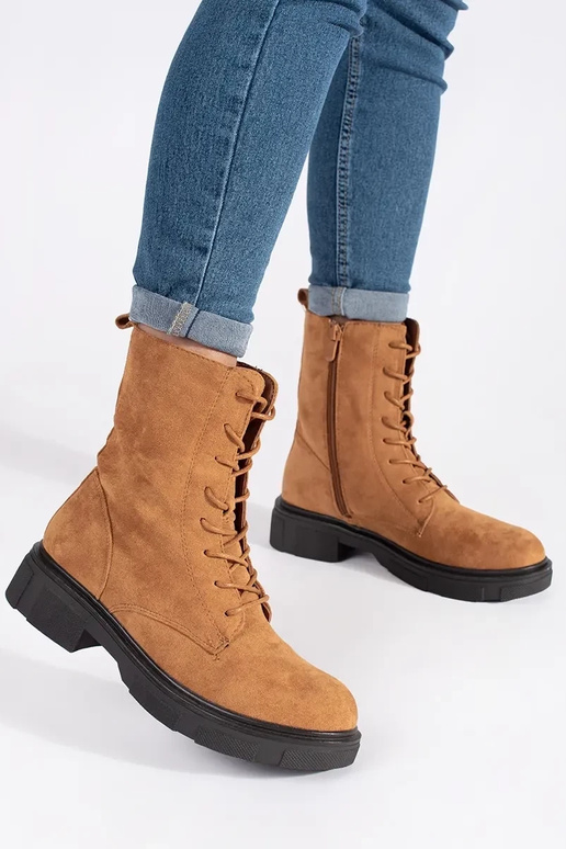 Hnedé členkové topánky s izoláciou Hnedé členkové topánky s izoláciou