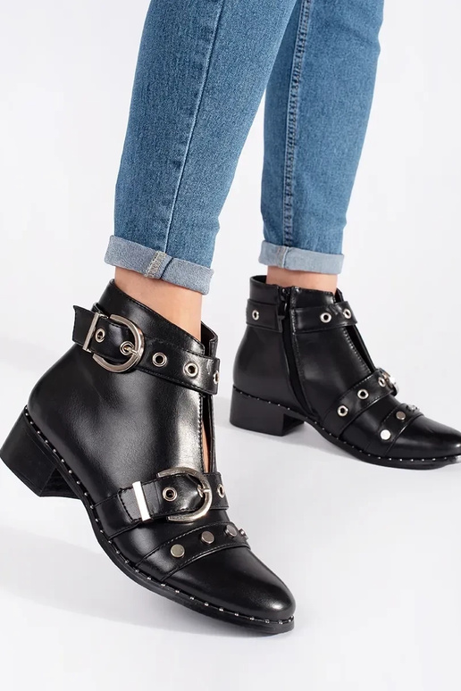 Čierne topánky s ozdobnými detailami Čierne topánky s ozdobnými detailami