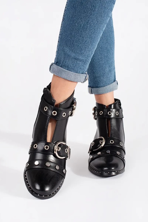 Čierne topánky s ozdobnými detailami Čierne topánky s ozdobnými detailami