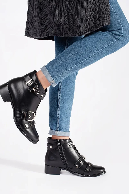 Čierne topánky s ozdobnými detailami Čierne topánky s ozdobnými detailami