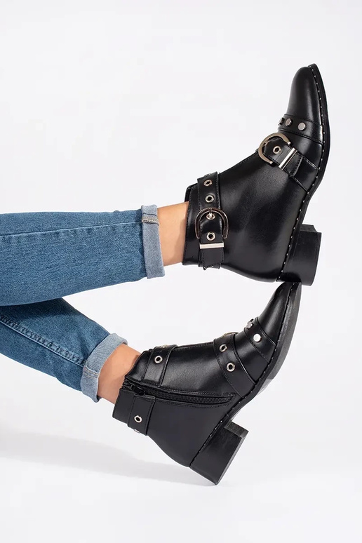 Čierne topánky s ozdobnými detailami Čierne topánky s ozdobnými detailami