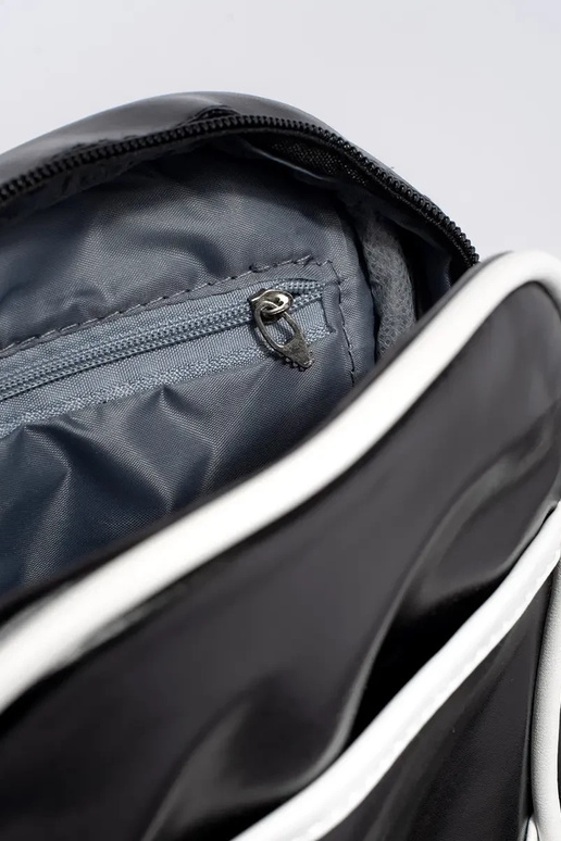 Čierna malá mládežnícka taška