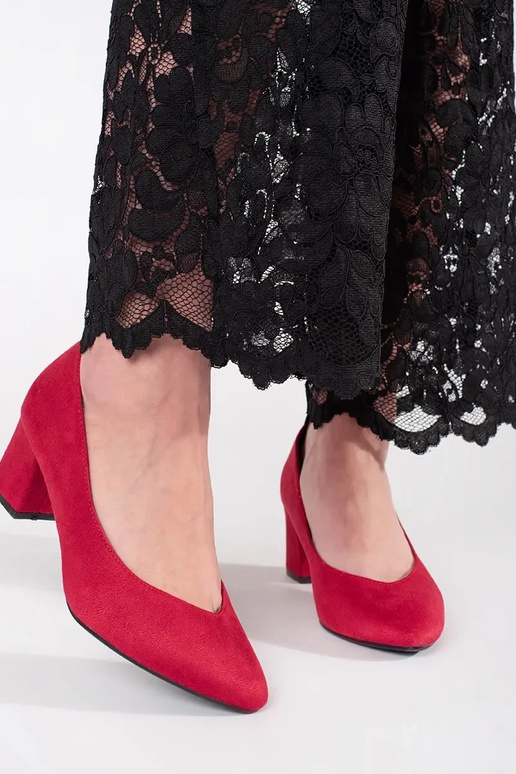 Biele lodičky so striebrom na platforme