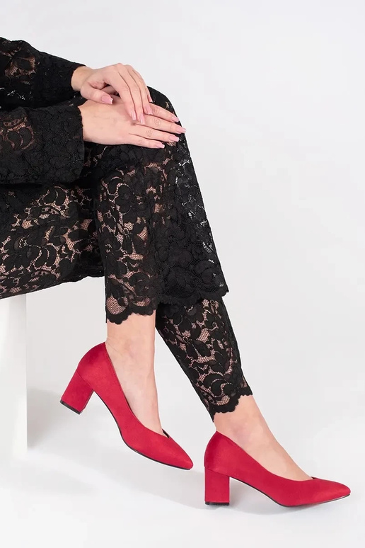 Biele lodičky so striebrom na platforme