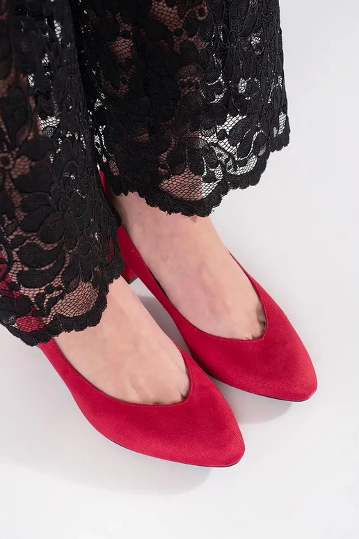 Biele lodičky so striebrom na platforme