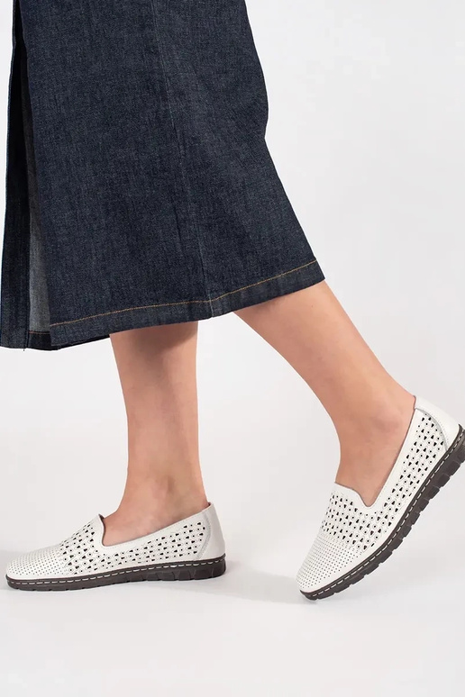 Dierkované poltopánky biele