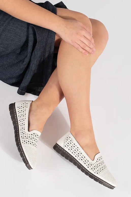 Dierkované poltopánky biele