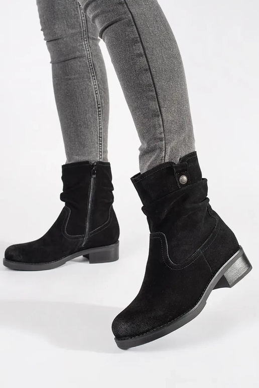 Čierne botky s nariaseným zvrškom... Čierne botky s nariaseným zvrškom...