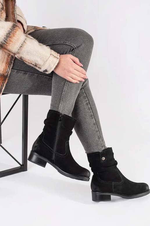 Čierne botky s nariaseným zvrškom... Čierne botky s nariaseným zvrškom...