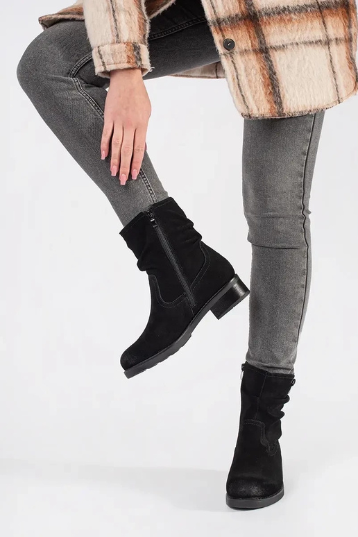 Čierne botky s nariaseným zvrškom... Čierne botky s nariaseným zvrškom...