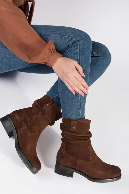 Hnedé botky s nariaseným zvrškom... Hnedé botky s nariaseným zvrškom...