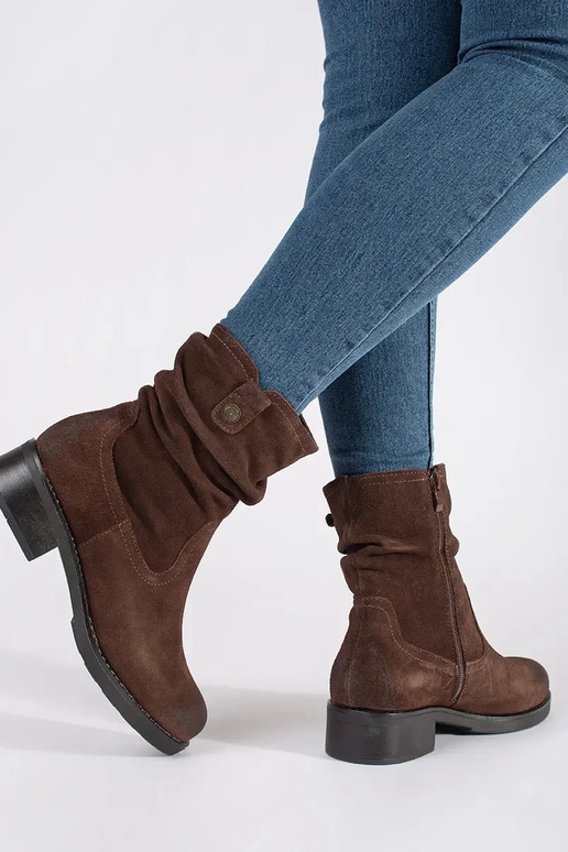 Hnedé botky s nariaseným zvrškom... Hnedé botky s nariaseným zvrškom...