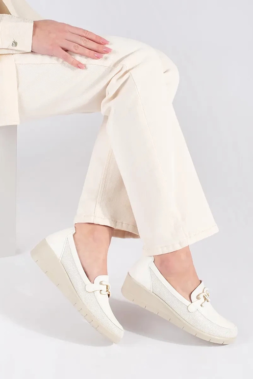 Biele poltopánky na platforme s...