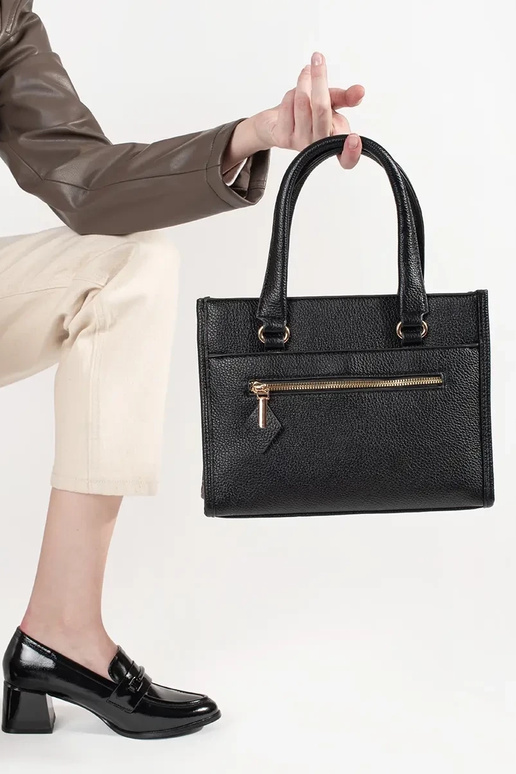 Čierna kabelka so zipsom