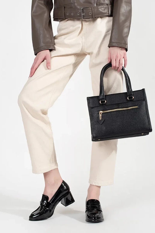 Čierna kabelka so zipsom