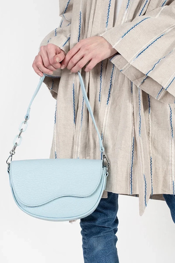 Modrá kabelka typu nerka 2