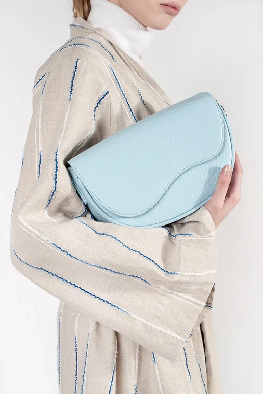 Modrá kabelka typu nerka