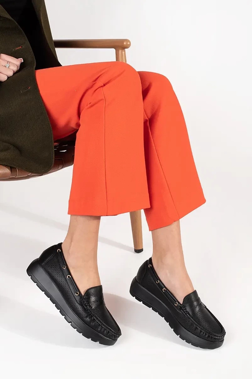 Štýlové dámske mokasíny čiernej farby