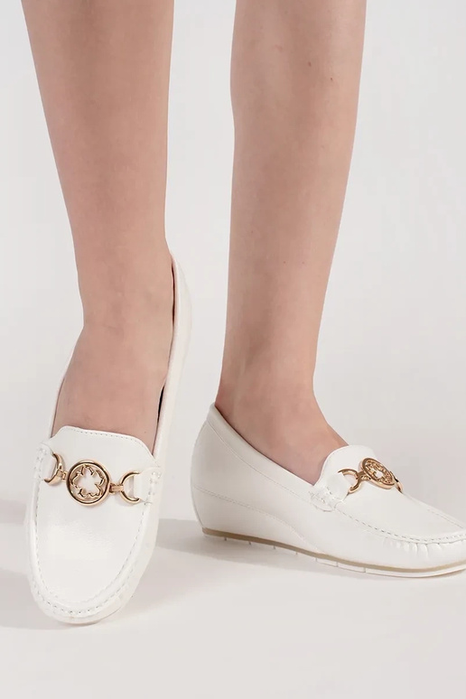 Biele mokasíny na klinovom podpätku... Biele mokasíny na klinovom podpätku...