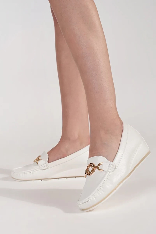 Biele mokasíny na klinovom podpätku... Biele mokasíny na klinovom podpätku...