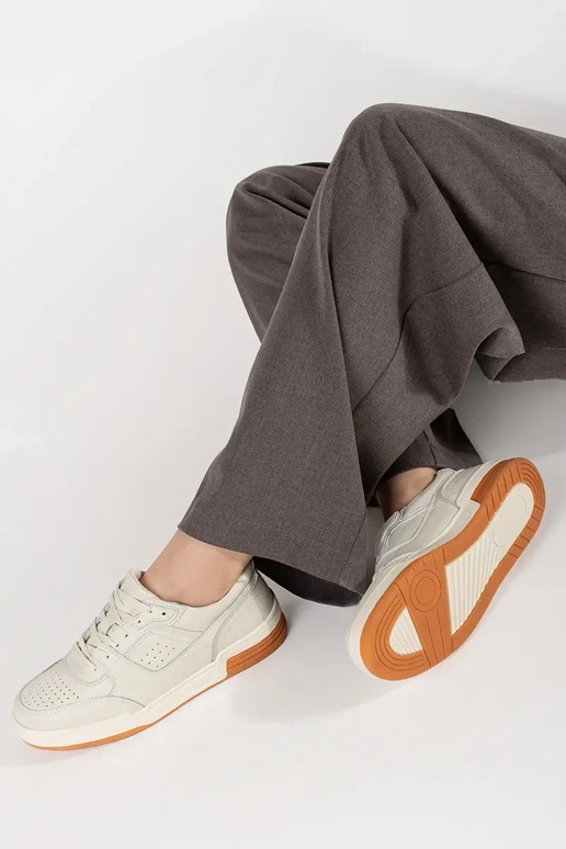 slonovinovej farby Sneakers model...