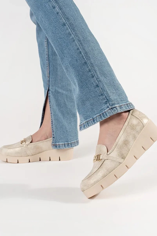 zlaté mokasíny na klinovom podpätku s...