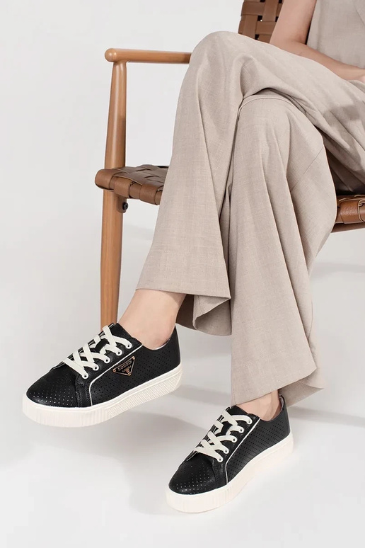 Čierne kožené sneakers s platformou