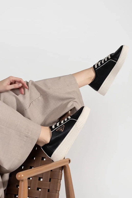 Čierne kožené sneakers s platformou