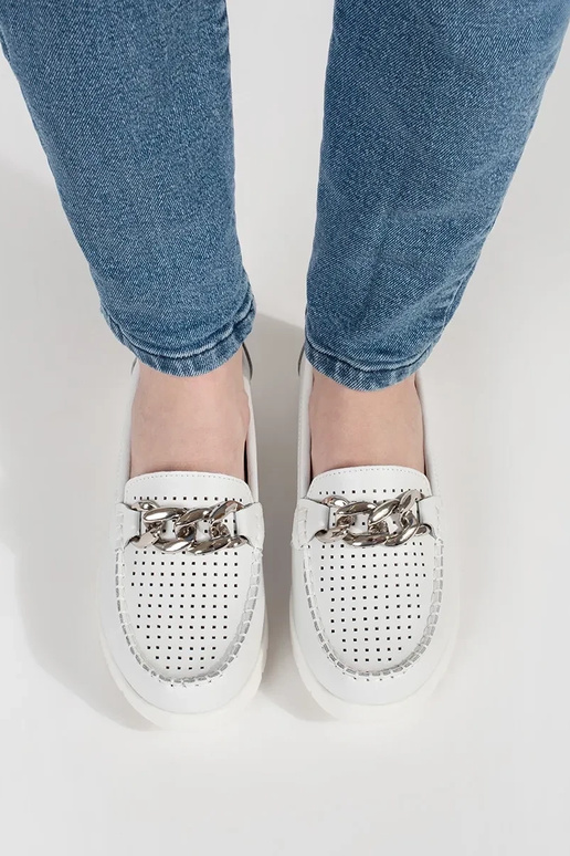 Biele kožené mokasíny s reťazou na... Biele kožené mokasíny s reťazou na...