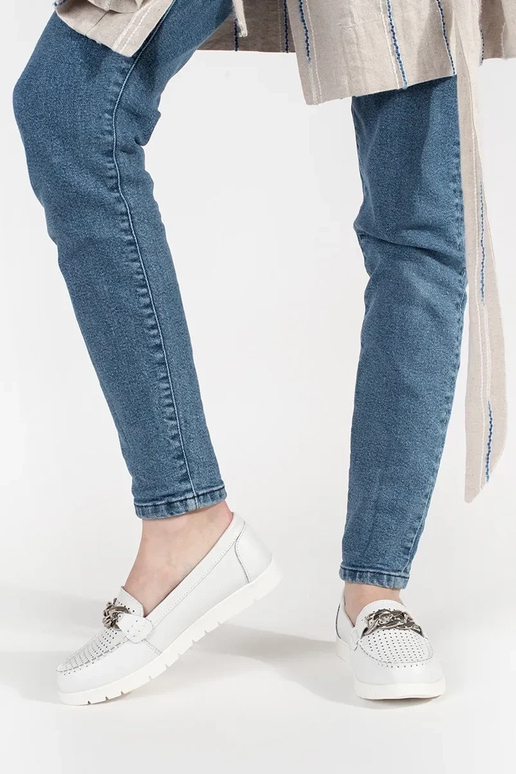 Biele kožené mokasíny s reťazou na... Biele kožené mokasíny s reťazou na...