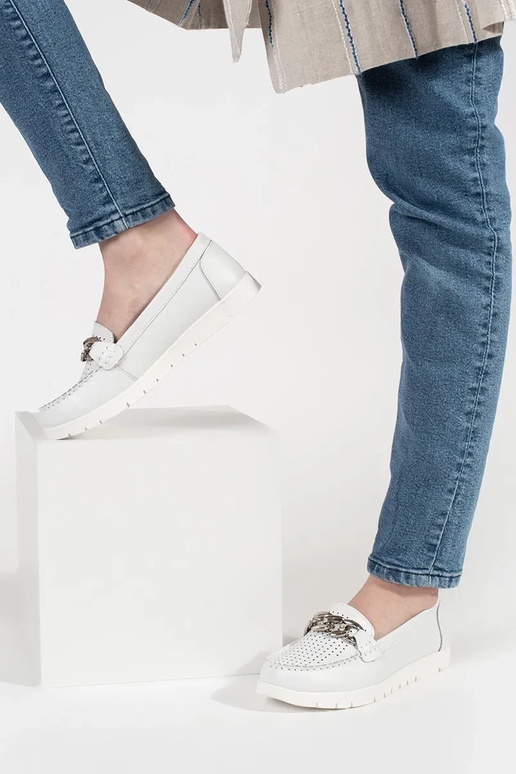Biele kožené mokasíny s reťazou na... Biele kožené mokasíny s reťazou na...