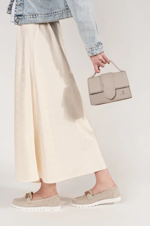 Béžové kožené mokasíny s reťazou na... Béžové kožené mokasíny s reťazou na...