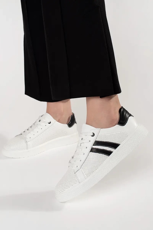 biele športové topánky perforované z... biele športové topánky perforované z...