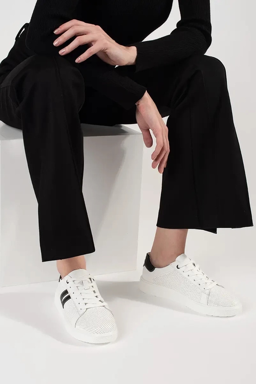 biele športové topánky perforované z... biele športové topánky perforované z...