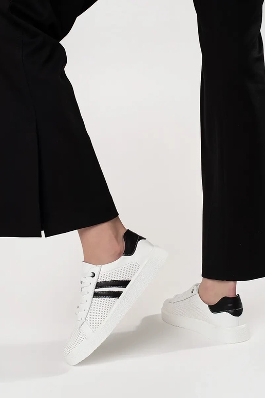 biele športové topánky perforované z... biele športové topánky perforované z...