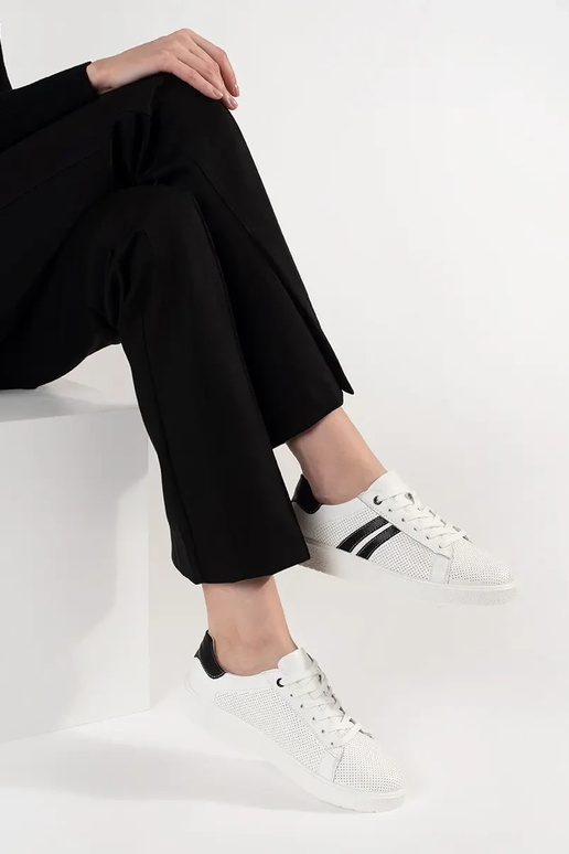 biele športové topánky perforované z... biele športové topánky perforované z...