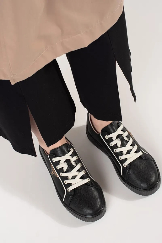 Koža čiernej farby Sneakers model... Koža čiernej farby Sneakers model...