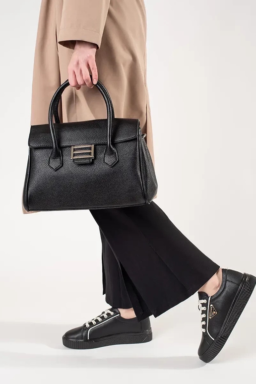 Koža čiernej farby Sneakers model... Koža čiernej farby Sneakers model...